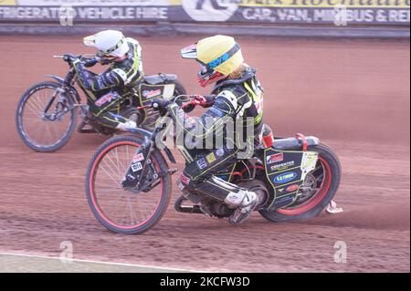 Drew Kemp (jaune) à l'intérieur de Jake Allen (blanc) lors du match SGB Premiership entre Belle vue Aces et Ipswich Witches au National Speedway Stadium, Manchester, Royaume-Uni, le 7th juin 2021. (Photo de Ian Charles/MI News/NurPhoto) Banque D'Images