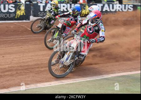 Steve Worrall (rouge) dirige Drew Kemp (blanc), Charles Wright (bleu) et Jake Allen (jaune) lors du match SGB Premiership entre Belle vue Aces et Ipswich Witches au National Speedway Stadium, Manchester, Royaume-Uni, le 7th juin 2021. (Photo de Ian Charles/MI News/NurPhoto) Banque D'Images