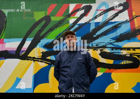 L'artiste irlandais Maser, devant sa nouvelle fresque située à l'angle de College Street et de Dublin Street, dans la ville de Carlow. Le mardi 8 juin 2021, à Carlow, comté de Carlow, Irlande. (Photo par Artur Widak/NurPhoto) Banque D'Images