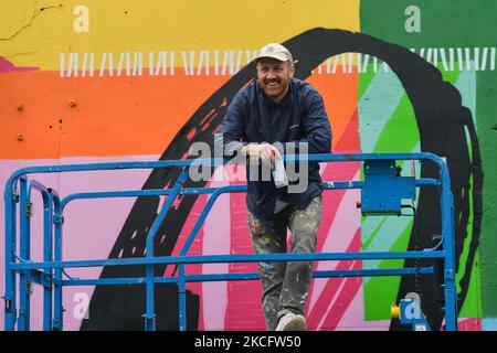 L'artiste irlandais Maser, devant sa nouvelle fresque située à l'angle de College Street et de Dublin Street, dans la ville de Carlow. Le mardi 8 juin 2021, à Carlow, comté de Carlow, Irlande. (Photo par Artur Widak/NurPhoto) Banque D'Images