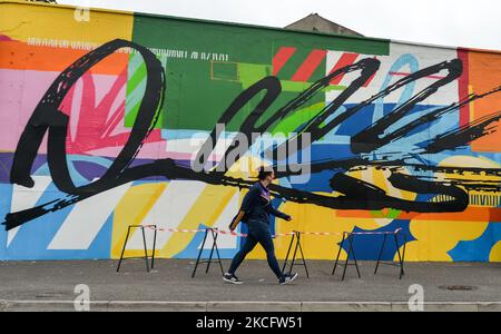 Une femme marche à côté d'une nouvelle fresque de l'artiste irlandais Maser, situé à l'angle de College Street et Dublin Street, dans la ville de Carlow. Le mardi 8 juin 2021, à Carlow, comté de Carlow, Irlande. (Photo par Artur Widak/NurPhoto) Banque D'Images