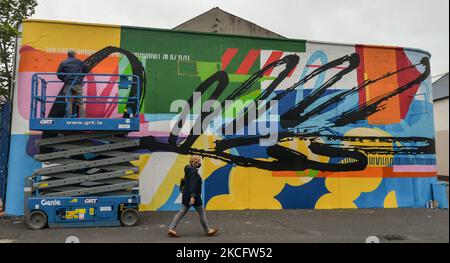 Artiste irlandais Maser, finissant sa nouvelle fresque située à l'angle de College Street et Dublin Street, dans la ville de Carlow. Le mardi 8 juin 2021, à Carlow, comté de Carlow, Irlande. (Photo par Artur Widak/NurPhoto) Banque D'Images