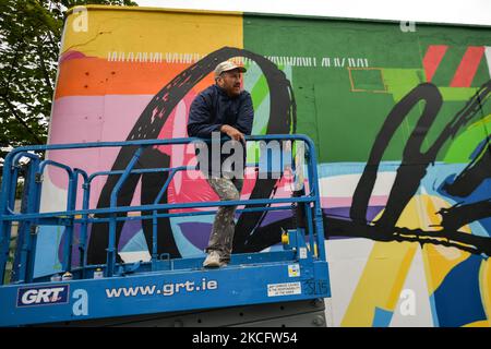 L'artiste irlandais Maser, devant sa nouvelle fresque située à l'angle de College Street et de Dublin Street, dans la ville de Carlow. Le mardi 8 juin 2021, à Carlow, comté de Carlow, Irlande. (Photo par Artur Widak/NurPhoto) Banque D'Images