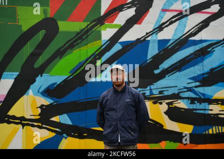 L'artiste irlandais Maser, devant sa nouvelle fresque située à l'angle de College Street et de Dublin Street, dans la ville de Carlow. Le mardi 8 juin 2021, à Carlow, comté de Carlow, Irlande. (Photo par Artur Widak/NurPhoto) Banque D'Images