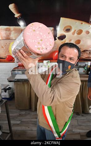 Cateno de Luca, maire de Messine, parle aux commerçants du marché populaire parmi les magasins et teste les produits. Sur 09 juin 2021 à Messine, Italie.(photo de Gabriele Maricchiolo/NurPhoto) Banque D'Images