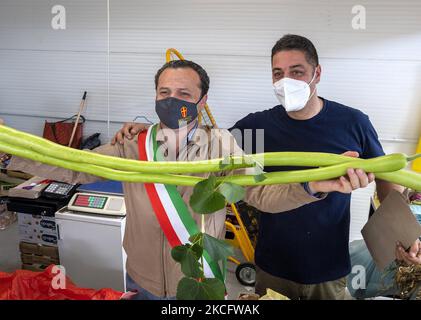 Cateno de Luca, maire de Messine, parle aux commerçants du marché populaire parmi les magasins et teste les produits. Sur 09 juin 2021 à Messine, Italie.(photo de Gabriele Maricchiolo/NurPhoto) Banque D'Images