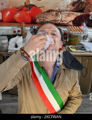 Cateno de Luca, maire de Messine, parle aux commerçants du marché populaire parmi les magasins et teste les produits. Sur 09 juin 2021 à Messine, Italie.(photo de Gabriele Maricchiolo/NurPhoto) Banque D'Images