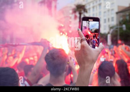 Les fans de l'Atletico de Madrid célèbrent la victoire de la ligue espagnole de football (la Liga) sur la place Neptuno à Madrid, en Espagne, sur 22 mai 2021. (Photo d'Alvaro Laguna/NurPhoto) Banque D'Images