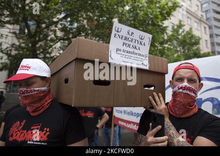 Les mineurs portent un coffre symbolique de polissage de l'industrie de l'ingénierie électrique pendant que les travailleurs des mines de charbon protestent contre la fermeture de mines à Varsovie sur 9 juin 2021. (Photo de Maciej Luczniewski/NurPhoto) Banque D'Images