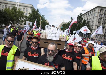 Les mineurs portent un coffre symbolique de polissage de l'industrie de l'ingénierie électrique pendant que les travailleurs des mines de charbon protestent contre la fermeture de mines à Varsovie sur 9 juin 2021. (Photo de Maciej Luczniewski/NurPhoto) Banque D'Images