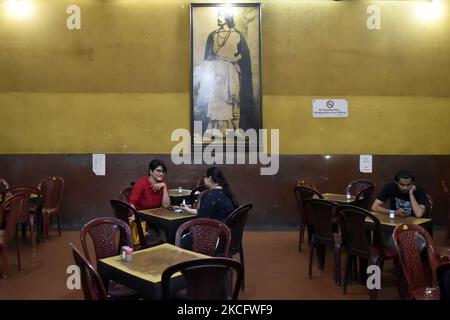 La maison de café indienne rouvre après un second confinement imposé par l'État dans le cadre d'une urgence du coronavirus à Kolkata, en Inde, le 09 juin 2021. (Photo par Indranil Aditya/NurPhoto) Banque D'Images