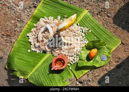 Les offrandes perçues comme des femmes hindoues terminent les préparations finales avant de cuire le pongala le long du bord de la route le matin du dernier jour du festival Attukal Pongala Mahotsavam de 10 jours dans la ville de Thiruvananthapuram (Trivandrum), Kerala, en Inde, sur 19 février 2019. Le festival Attukal Pongala Mahotsavam est célébré chaque année par des millions de femmes hindoues. Au cours de ce festival, les femmes préparent le Pongala (riz cuisiné avec des jaggery, du ghee, de la noix de coco ainsi que d'autres ingrédients) à l'ouverture dans de petits pots pour plaire à la déesse Kannaki. Pongala (qui signifie littéralement bouillir plus) est une offe ritualiste Banque D'Images