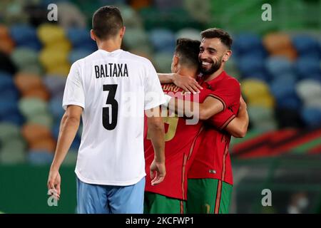 Bruno Fernandes, du Portugal (R ) célèbre avec Pedro Goncalves après avoir marquant son deuxième but lors du match international de football amical entre le Portugal et Israël, au stade José Alvalade à Lisbonne, au Portugal, sur 9 juin 2021, devant le championnat européen euro 2020 de l'UEFA. (Photo par Pedro Fiúza/NurPhoto) Banque D'Images