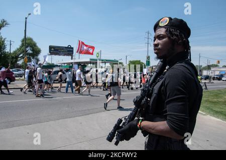 Un membre du parti Young Black Panther fournit des détails de sécurité pour la marche de profilage racial 5 juin 2021 Stop le long du chemin 8 Mile à Detroit, MI. (Photo par Adam J. Dewey/NurPhoto) Banque D'Images