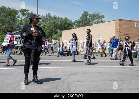 Un membre de We the Free People fournit des détails de sécurité pour la marche de profilage racial d'arrêt de 5 juin 2021 le long de 8 Mile Road à Detroit, MI. (Photo par Adam J. Dewey/NurPhoto) Banque D'Images