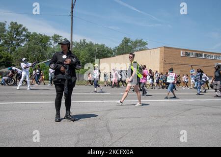 Un membre de We the Free People fournit des détails de sécurité pour la marche de profilage racial d'arrêt de 5 juin 2021 le long de 8 Mile Road à Detroit, MI. (Photo par Adam J. Dewey/NurPhoto) Banque D'Images