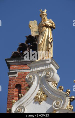 Des statues dorées ornent l'ancien bâtiment du Registre civil de la place Burg dans la ville de Bruges (Brugge) en Belgique, en Europe. L'ancien registre civil est l'un des plus anciens bâtiments de la Renaissance en Flandre et a été achevé en 1537 et a accueilli le registraire civil, qui était l'un des plus importants responsables de la ville. La façade est entièrement en pierre naturelle et richement décorée de sculptures. Les statues datent de 1883 et sont l'œuvre du sculpteur de Bruges Hendrik Pickery. (Photo de Creative Touch Imaging Ltd./NurPhoto) Banque D'Images