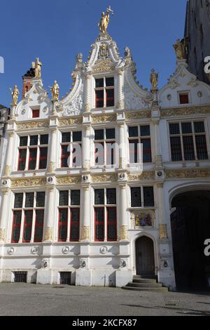 Des statues dorées ornent l'ancien bâtiment du Registre civil de la place Burg dans la ville de Bruges (Brugge) en Belgique, en Europe. L'ancien registre civil est l'un des plus anciens bâtiments de la Renaissance en Flandre et a été achevé en 1537 et a accueilli le registraire civil, qui était l'un des plus importants responsables de la ville. La façade est entièrement en pierre naturelle et richement décorée de sculptures. Les statues datent de 1883 et sont l'œuvre du sculpteur de Bruges Hendrik Pickery. (Photo de Creative Touch Imaging Ltd./NurPhoto) Banque D'Images