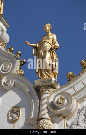 Des statues dorées ornent l'ancien bâtiment du Registre civil de la place Burg dans la ville de Bruges (Brugge) en Belgique, en Europe. L'ancien registre civil est l'un des plus anciens bâtiments de la Renaissance en Flandre et a été achevé en 1537 et a accueilli le registraire civil, qui était l'un des plus importants responsables de la ville. La façade est entièrement en pierre naturelle et richement décorée de sculptures. Les statues datent de 1883 et sont l'œuvre du sculpteur de Bruges Hendrik Pickery. (Photo de Creative Touch Imaging Ltd./NurPhoto) Banque D'Images