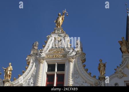 Des statues dorées ornent l'ancien bâtiment du Registre civil de la place Burg dans la ville de Bruges (Brugge) en Belgique, en Europe. L'ancien registre civil est l'un des plus anciens bâtiments de la Renaissance en Flandre et a été achevé en 1537 et a accueilli le registraire civil, qui était l'un des plus importants responsables de la ville. La façade est entièrement en pierre naturelle et richement décorée de sculptures. Les statues datent de 1883 et sont l'œuvre du sculpteur de Bruges Hendrik Pickery. (Photo de Creative Touch Imaging Ltd./NurPhoto) Banque D'Images