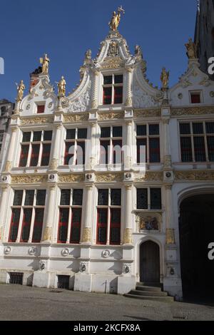 Des statues dorées ornent l'ancien bâtiment du Registre civil de la place Burg dans la ville de Bruges (Brugge) en Belgique, en Europe. L'ancien registre civil est l'un des plus anciens bâtiments de la Renaissance en Flandre et a été achevé en 1537 et a accueilli le registraire civil, qui était l'un des plus importants responsables de la ville. La façade est entièrement en pierre naturelle et richement décorée de sculptures. Les statues datent de 1883 et sont l'œuvre du sculpteur de Bruges Hendrik Pickery. (Photo de Creative Touch Imaging Ltd./NurPhoto) Banque D'Images