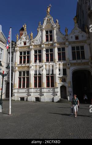 Des statues dorées ornent l'ancien bâtiment du Registre civil de la place Burg dans la ville de Bruges (Brugge) en Belgique, en Europe. L'ancien registre civil est l'un des plus anciens bâtiments de la Renaissance en Flandre et a été achevé en 1537 et a accueilli le registraire civil, qui était l'un des plus importants responsables de la ville. La façade est entièrement en pierre naturelle et richement décorée de sculptures. Les statues datent de 1883 et sont l'œuvre du sculpteur de Bruges Hendrik Pickery. (Photo de Creative Touch Imaging Ltd./NurPhoto) Banque D'Images