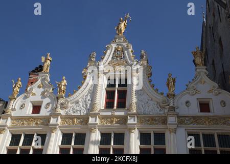 Des statues dorées ornent l'ancien bâtiment du Registre civil de la place Burg dans la ville de Bruges (Brugge) en Belgique, en Europe. L'ancien registre civil est l'un des plus anciens bâtiments de la Renaissance en Flandre et a été achevé en 1537 et a accueilli le registraire civil, qui était l'un des plus importants responsables de la ville. La façade est entièrement en pierre naturelle et richement décorée de sculptures. Les statues datent de 1883 et sont l'œuvre du sculpteur de Bruges Hendrik Pickery. (Photo de Creative Touch Imaging Ltd./NurPhoto) Banque D'Images