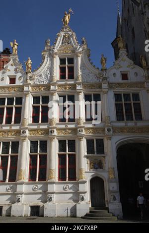 Des statues dorées ornent l'ancien bâtiment du Registre civil de la place Burg dans la ville de Bruges (Brugge) en Belgique, en Europe. L'ancien registre civil est l'un des plus anciens bâtiments de la Renaissance en Flandre et a été achevé en 1537 et a accueilli le registraire civil, qui était l'un des plus importants responsables de la ville. La façade est entièrement en pierre naturelle et richement décorée de sculptures. Les statues datent de 1883 et sont l'œuvre du sculpteur de Bruges Hendrik Pickery. (Photo de Creative Touch Imaging Ltd./NurPhoto) Banque D'Images