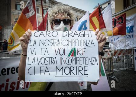 Les employés de la compagnie aérienne italienne Alitalia participent à une manifestation devant la Chambre des députés (Piazza Montecitorio) à Rome, Italie, sur 10 juin 2021, pour protester contre le nouveau plan gouvernemental qui prévoit la réduction de la compagnie aérienne et le changement de nom, avec des retards dans le paiement des salaires. (Photo par Andrea Ronchini/NurPhoto) Banque D'Images