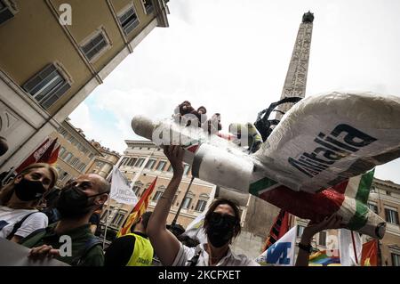 Les employés de la compagnie aérienne italienne Alitalia participent à une manifestation devant la Chambre des députés (Piazza Montecitorio) à Rome, Italie, sur 10 juin 2021, pour protester contre le nouveau plan gouvernemental qui prévoit la réduction de la compagnie aérienne et le changement de nom, avec des retards dans le paiement des salaires. (Photo par Andrea Ronchini/NurPhoto) Banque D'Images