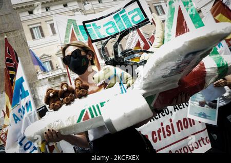 Les employés de la compagnie aérienne italienne Alitalia participent à une manifestation devant la Chambre des députés (Piazza Montecitorio) à Rome, Italie, sur 10 juin 2021, pour protester contre le nouveau plan gouvernemental qui prévoit la réduction de la compagnie aérienne et le changement de nom, avec des retards dans le paiement des salaires. (Photo par Andrea Ronchini/NurPhoto) Banque D'Images