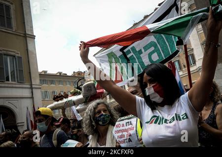 Les employés de la compagnie aérienne italienne Alitalia participent à une manifestation devant la Chambre des députés (Piazza Montecitorio) à Rome, Italie, sur 10 juin 2021, pour protester contre le nouveau plan gouvernemental qui prévoit la réduction de la compagnie aérienne et le changement de nom, avec des retards dans le paiement des salaires. (Photo par Andrea Ronchini/NurPhoto) Banque D'Images