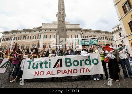 Les employés de la compagnie aérienne italienne Alitalia participent à une manifestation devant la Chambre des députés (Piazza Montecitorio) à Rome, Italie, sur 10 juin 2021, pour protester contre le nouveau plan gouvernemental qui prévoit la réduction de la compagnie aérienne et le changement de nom, avec des retards dans le paiement des salaires. (Photo par Andrea Ronchini/NurPhoto) Banque D'Images