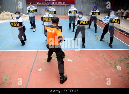 Un certain nombre de gardiens de prison de sexe féminin suivent une formation sur la simulation et le contrôle des émeutes dans la prison pour femmes de classe IIA (pénitencier) Pondok Bambu, dans l'est de Jakarta, en Indonésie, sur 10 juin 2021. L'exercice est dans le contexte d'une vigilance et d'une sécurité accrues dans les prisons lorsqu'il s'agit de contrôler les émeutes ou les émeutes qui se produisent, parce que la vie des détenus est très vulnérable aux mouvements dans les prisons. (Photo de Dasril Roszandi/NurPhoto) Banque D'Images