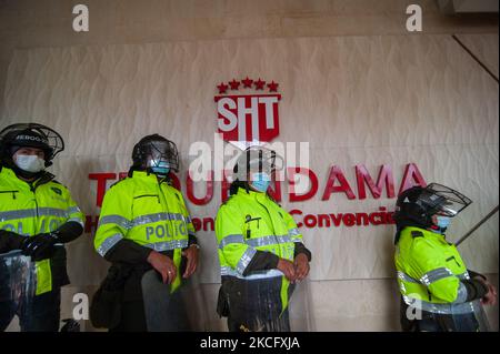 Les policiers anti-émeutes de Colombie (ESMAD) se tiennent devant l'hôtel Tequendama, des manifestations antigouvernementales devant l'hôtel Tequendama ont eu lieu lors de réunions avec la CIDH et des observateurs des droits de l'homme des Nations Unies et des représentants des manifestations, à Bogota, en Colombie, sur 9 juin 2021. (Photo par Sebastian Barros/NurPhoto) Banque D'Images