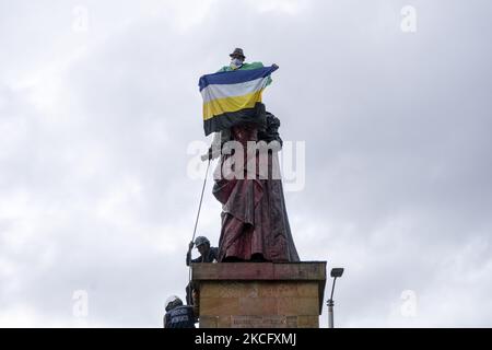 Misak se dresse devant des policiers alors qu'elle proteste à côté de la statue de la reine Isabel d'Espagne sur 09 juin 2021 à Bogota, en Colombie. Une autre journée de manifestations à Bogota, en Colombie, aujourd'hui en compagnie de Misak indigène qui prétendait faire tomber la statue de ''Isabel le catholique'' et le conquérant Cristobal Colon d'Amérique. (Photo de David Rodriguez/NurPhoto) Banque D'Images