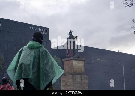 Misak se dresse devant des policiers alors qu'elle proteste à côté de la statue de la reine Isabel d'Espagne sur 09 juin 2021 à Bogota, en Colombie. Une autre journée de manifestations à Bogota, en Colombie, aujourd'hui en compagnie de Misak indigène qui prétendait faire tomber la statue de ''Isabel le catholique'' et le conquérant Cristobal Colon d'Amérique. (Photo de David Rodriguez/NurPhoto) Banque D'Images