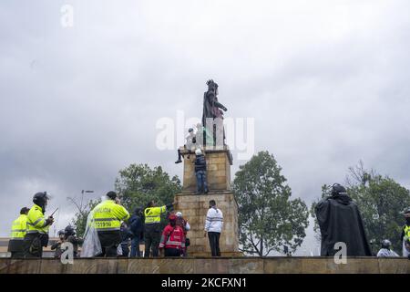 Misak se dresse devant des policiers alors qu'elle proteste à côté de la statue de la reine Isabel d'Espagne sur 09 juin 2021 à Bogota, en Colombie. Une autre journée de manifestations à Bogota, en Colombie, aujourd'hui en compagnie de Misak indigène qui prétendait faire tomber la statue de ''Isabel le catholique'' et le conquérant Cristobal Colon d'Amérique. (Photo de David Rodriguez/NurPhoto) Banque D'Images