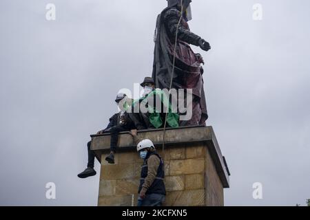 Misak se dresse devant des policiers alors qu'elle proteste à côté de la statue de la reine Isabel d'Espagne sur 09 juin 2021 à Bogota, en Colombie. Une autre journée de manifestations à Bogota, en Colombie, aujourd'hui en compagnie de Misak indigène qui prétendait faire tomber la statue de ''Isabel le catholique'' et le conquérant Cristobal Colon d'Amérique. (Photo de David Rodriguez/NurPhoto) Banque D'Images