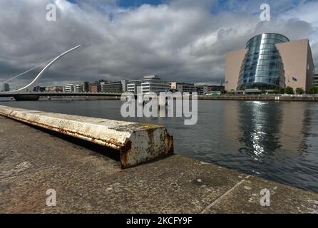 Vue sur les North Quays de Dublin, y compris le pont Samuel Beckett, les bureaux du PWC et le Centre des congrès. Le jeudi 10 juin 2021, à Dublin, Irlande. (Photo par Artur Widak/NurPhoto) Banque D'Images