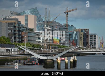 Vue sur les North Quays de Dublin, y compris le pont Seán O'Casey, le centre des congrès, PWC et le bateau Jeanie Johnston. Le jeudi 10 juin 2021, à Dublin, Irlande. (Photo par Artur Widak/NurPhoto) Banque D'Images