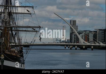 Un jeune homme saute du bateau Jeanie Johnston dans la rivière Liffey à Dublin. Le jeudi 10 juin 2021, à Dublin, Irlande. (Photo par Artur Widak/NurPhoto) Banque D'Images