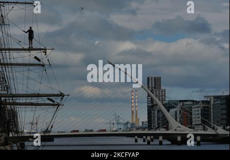 Un jeune homme se prépare à sauter du bateau Jeanie Johnston dans la rivière Liffey à Dublin. Le jeudi 10 juin 2021, à Dublin, Irlande. (Photo par Artur Widak/NurPhoto) Banque D'Images