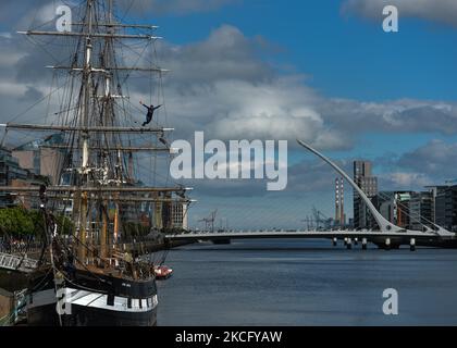 Un jeune homme saute du bateau Jeanie Johnston dans la rivière Liffey à Dublin. Le jeudi 10 juin 2021, à Dublin, Irlande. (Photo par Artur Widak/NurPhoto) Banque D'Images