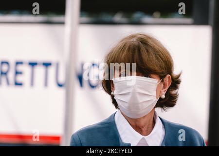 Le maire de Cologne, Henriette Reker, visite le bus de vaccination dans le district de Muelheim à Cologne, en Allemagne, sur 11 juin 2021, car les villes de vaccins sont des districts d'infection plus élevés alors que le taux d'infection baisse (photo de Ying Tang/NurPhoto) Banque D'Images