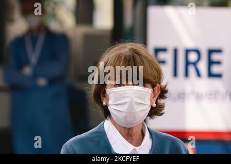 Le maire de Cologne, Henriette Reker, visite le bus de vaccination dans le district de Muelheim à Cologne, en Allemagne, sur 11 juin 2021, car les villes de vaccins sont des districts d'infection plus élevés alors que le taux d'infection baisse (photo de Ying Tang/NurPhoto) Banque D'Images