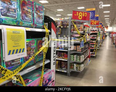 Le ruban de mise en garde jaune bloque les allées où des marchandises ne peuvent pas être vendues dans un magasin Walmart pendant la pandémie du nouveau coronavirus (COVID-19) à Toronto, Ontario, Canada, on 10 juin 2021. En raison de l'état d'urgence et de l'ordre de séjour à la maison de la COVID-19 de l'Ontario, la province de l'Ontario a forcé les grands magasins à adopter de nouvelles mesures pour bloquer les articles jugés non essentiels par le gouvernement provincial. Les grands détaillants peuvent rester ouverts, mais ne vendre que des produits essentiels tels que des articles d'épicerie, des fournitures domestiques et des produits pharmaceutiques. (Photo de Creative Touch Imaging Ltd./NurPhoto) Banque D'Images