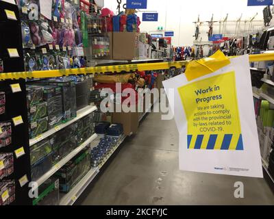 Le ruban de mise en garde jaune bloque les allées où des marchandises ne peuvent pas être vendues dans un magasin Walmart pendant la pandémie du nouveau coronavirus (COVID-19) à Toronto, Ontario, Canada, on 10 juin 2021. En raison de l'état d'urgence et de l'ordre de séjour à la maison de la COVID-19 de l'Ontario, la province de l'Ontario a forcé les grands magasins à adopter de nouvelles mesures pour bloquer les articles jugés non essentiels par le gouvernement provincial. Les grands détaillants peuvent rester ouverts, mais ne vendre que des produits essentiels tels que des articles d'épicerie, des fournitures domestiques et des produits pharmaceutiques. (Photo de Creative Touch Imaging Ltd./NurPhoto) Banque D'Images