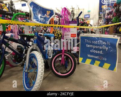 Le ruban de mise en garde jaune bloque les allées où des marchandises ne peuvent pas être vendues dans un magasin Walmart pendant la pandémie du nouveau coronavirus (COVID-19) à Toronto, Ontario, Canada, on 10 juin 2021. En raison de l'état d'urgence et de l'ordre de séjour à la maison de la COVID-19 de l'Ontario, la province de l'Ontario a forcé les grands magasins à adopter de nouvelles mesures pour bloquer les articles jugés non essentiels par le gouvernement provincial. Les grands détaillants peuvent rester ouverts, mais ne vendre que des produits essentiels tels que des articles d'épicerie, des fournitures domestiques et des produits pharmaceutiques. (Photo de Creative Touch Imaging Ltd./NurPhoto) Banque D'Images