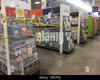 Le ruban de mise en garde jaune bloque les allées où des marchandises ne peuvent pas être vendues dans un magasin Walmart pendant la pandémie du nouveau coronavirus (COVID-19) à Toronto, Ontario, Canada, on 10 juin 2021. En raison de l'état d'urgence et de l'ordre de séjour à la maison de la COVID-19 de l'Ontario, la province de l'Ontario a forcé les grands magasins à adopter de nouvelles mesures pour bloquer les articles jugés non essentiels par le gouvernement provincial. Les grands détaillants peuvent rester ouverts, mais ne vendre que des produits essentiels tels que des articles d'épicerie, des fournitures domestiques et des produits pharmaceutiques. (Photo de Creative Touch Imaging Ltd./NurPhoto) Banque D'Images